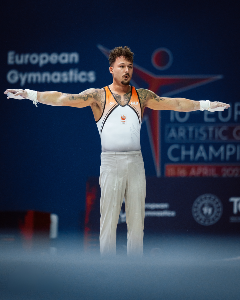 De coach poseert om de wedstrijd af te ronden.